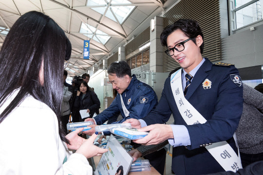 질병관리본부 소통대사로 활동 중인 배우 남궁민이 18일 오후 인천국제공항 출국장에서 해외여행 뒤 지켜야 할 두 가지 사항인 '더블체크 캠페인'을 알리고 있다. 더블체크 캠페인은 입국할 때 건강상태 질문서를 검역관에게 제출하기, 귀가 뒤 감염병 증상이 의심되면 질병관리본부 콜센터 1339로 신고하기이다.